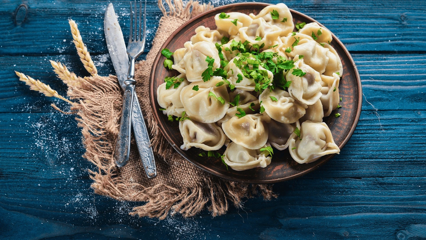 Пельмени — сочная начинка из говядины и свинины, сметана